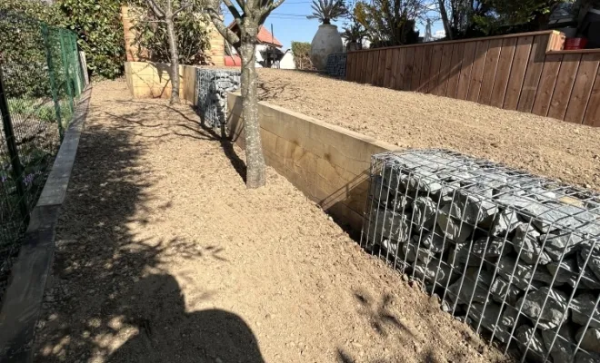 Mur en gabions et en poutre de chêne sur la commune de Jarrie 